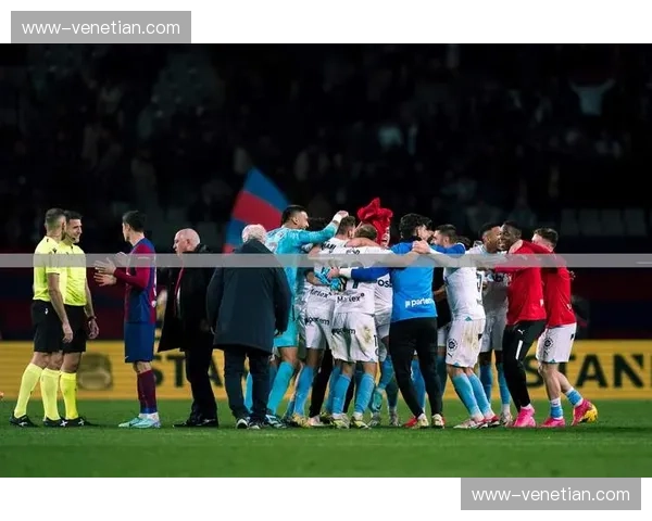 奥格斯堡客场逆转勒沃库森 保级路上拿下关键三分